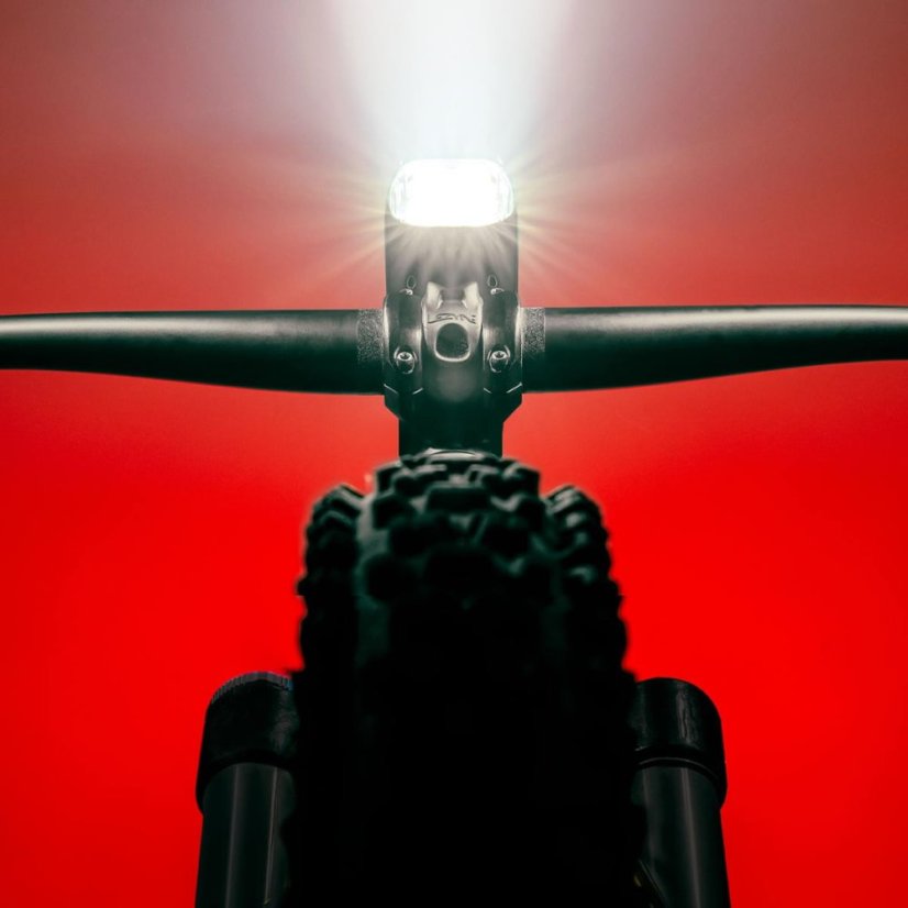 Lezyne predné LED svetlo MEGA DRIVE 2400+ Loaded Kit