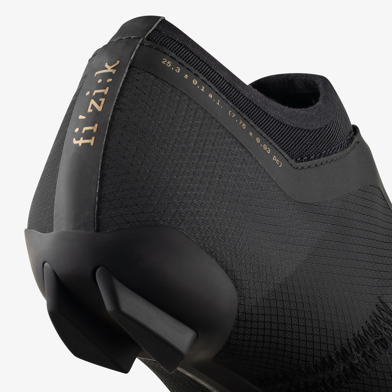 FIZIK TRETRY VENTO VEGA CARBON COAL BLACK-BLACK (VER1DMR1C1510) - Velikost: 36