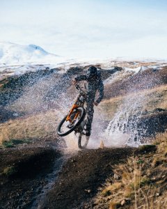 Dirtlej kombinézy na kolo: Voděodolné a prodyšné modely